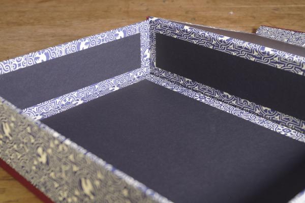 Box mit schwarzer Innenverkleidung
